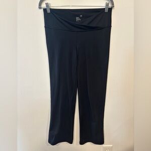 GAPfit Women's Black Yoga Pants with Crossover Waistband - Medium